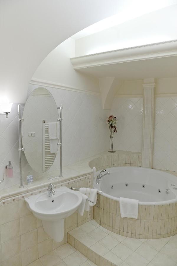 קושיצה Hotel Ambassador מראה חיצוני תמונה
