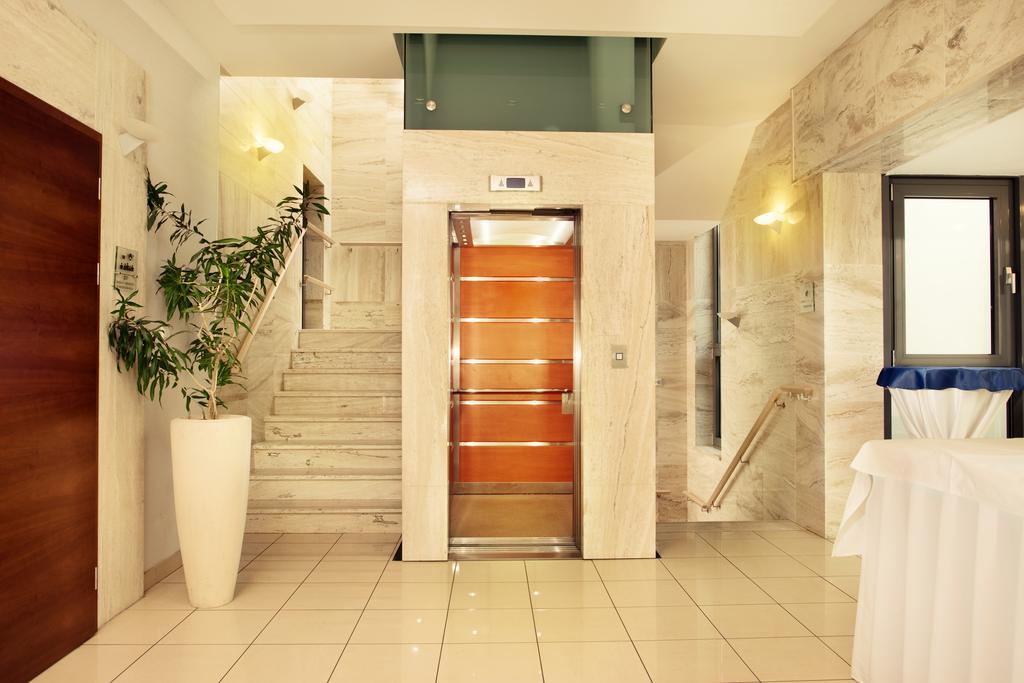 קושיצה Hotel Ambassador מראה חיצוני תמונה