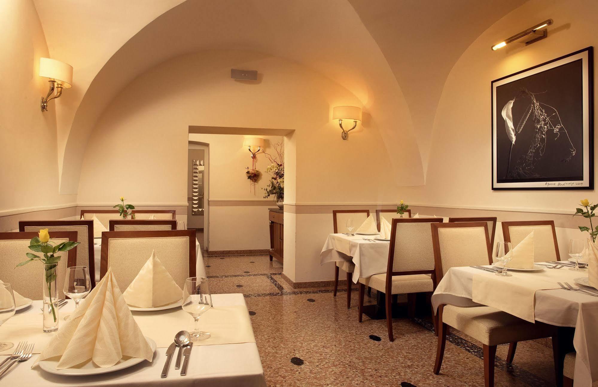 קושיצה Hotel Ambassador מראה חיצוני תמונה