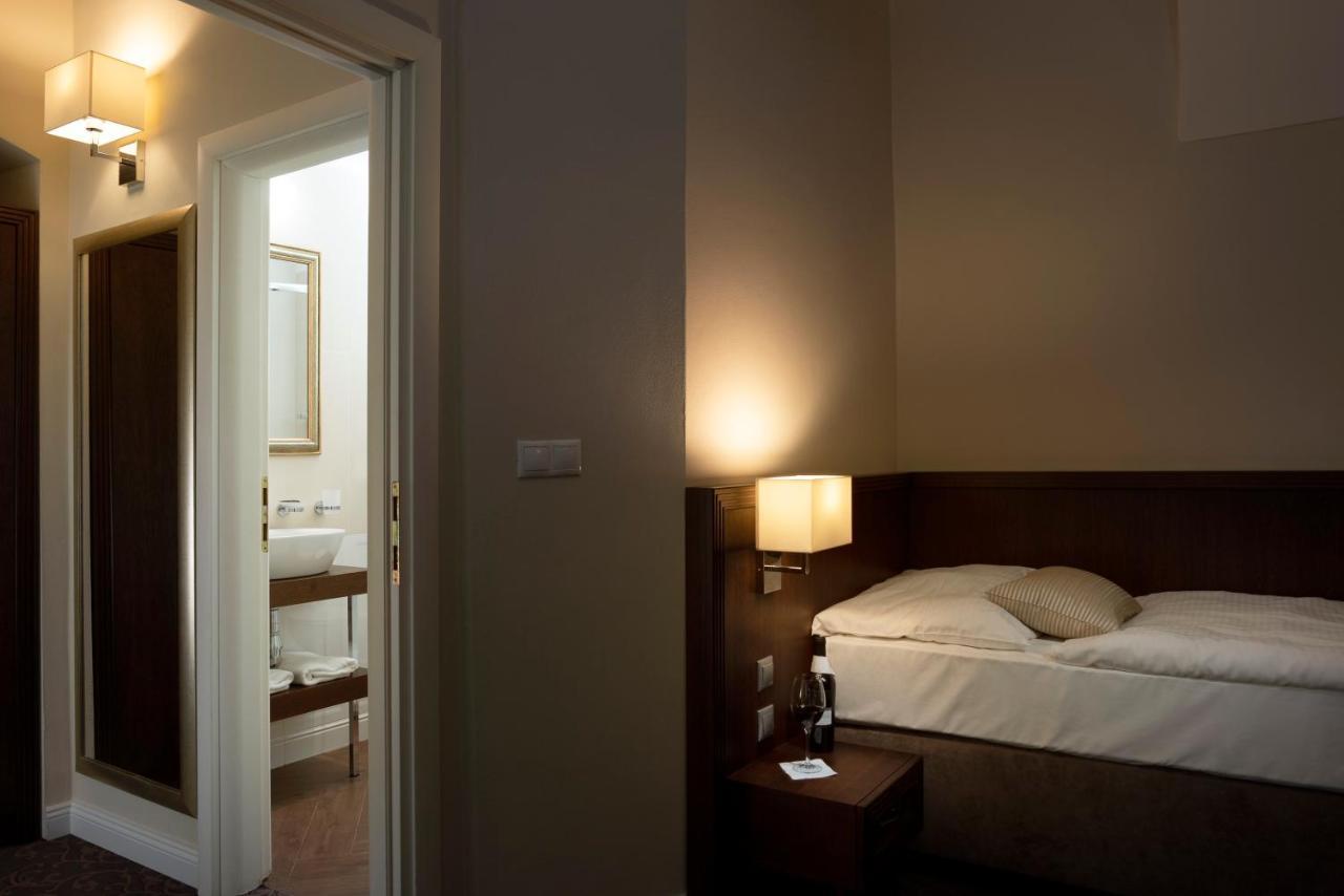 קושיצה Hotel Ambassador מראה חיצוני תמונה