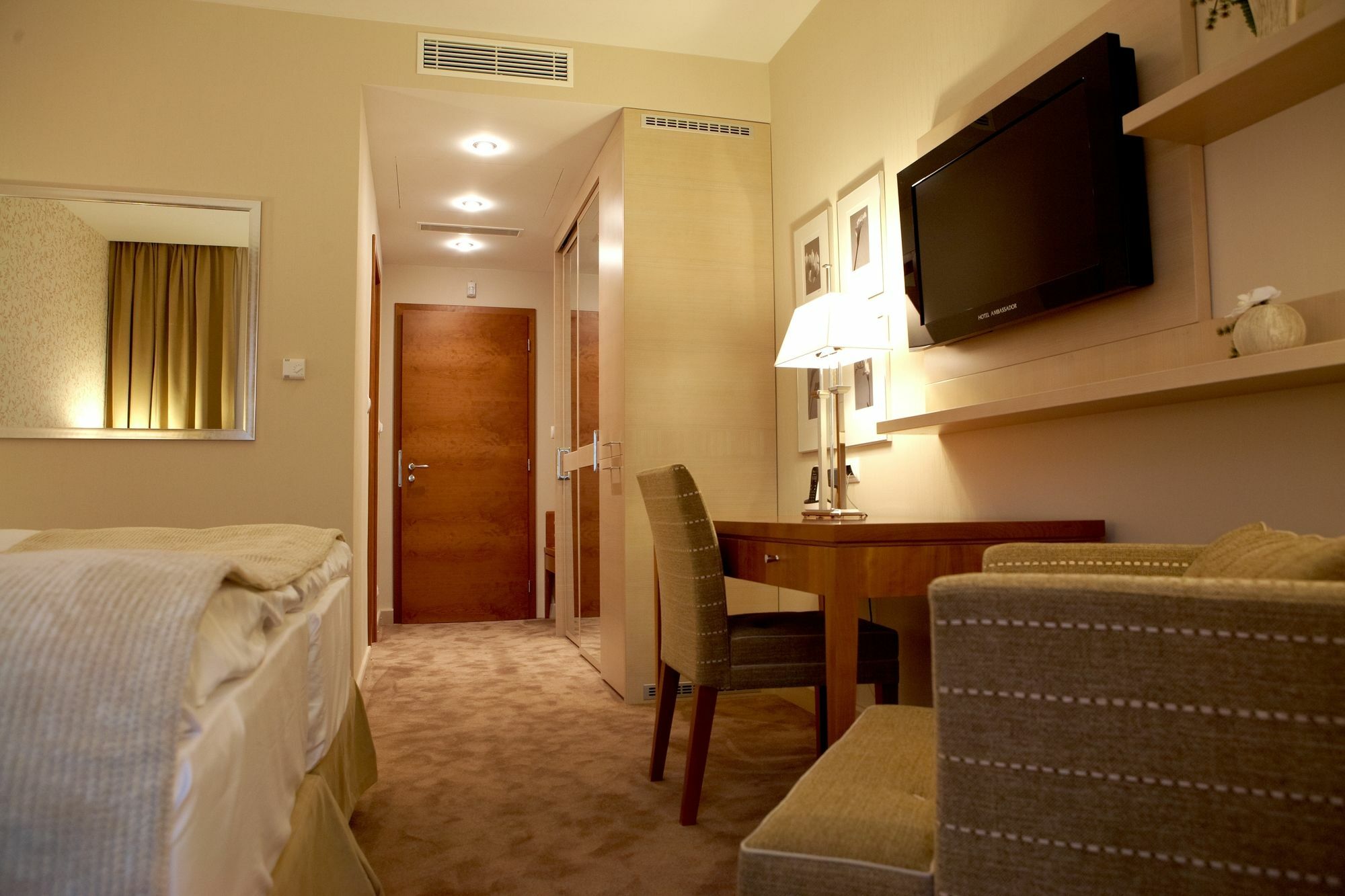קושיצה Hotel Ambassador מראה חיצוני תמונה